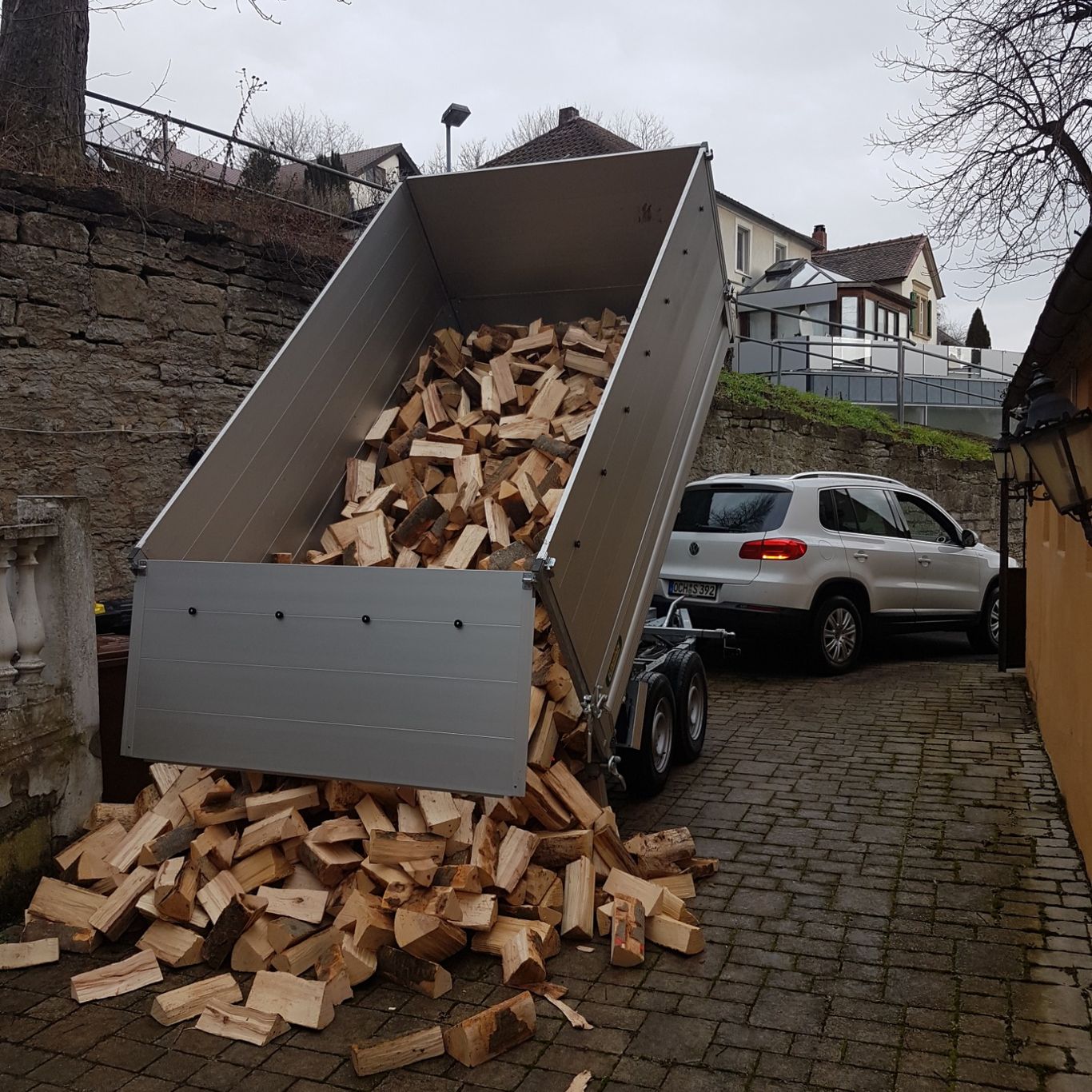 Wir liefern Ihr Brennholz direkt vor die Haustüre.